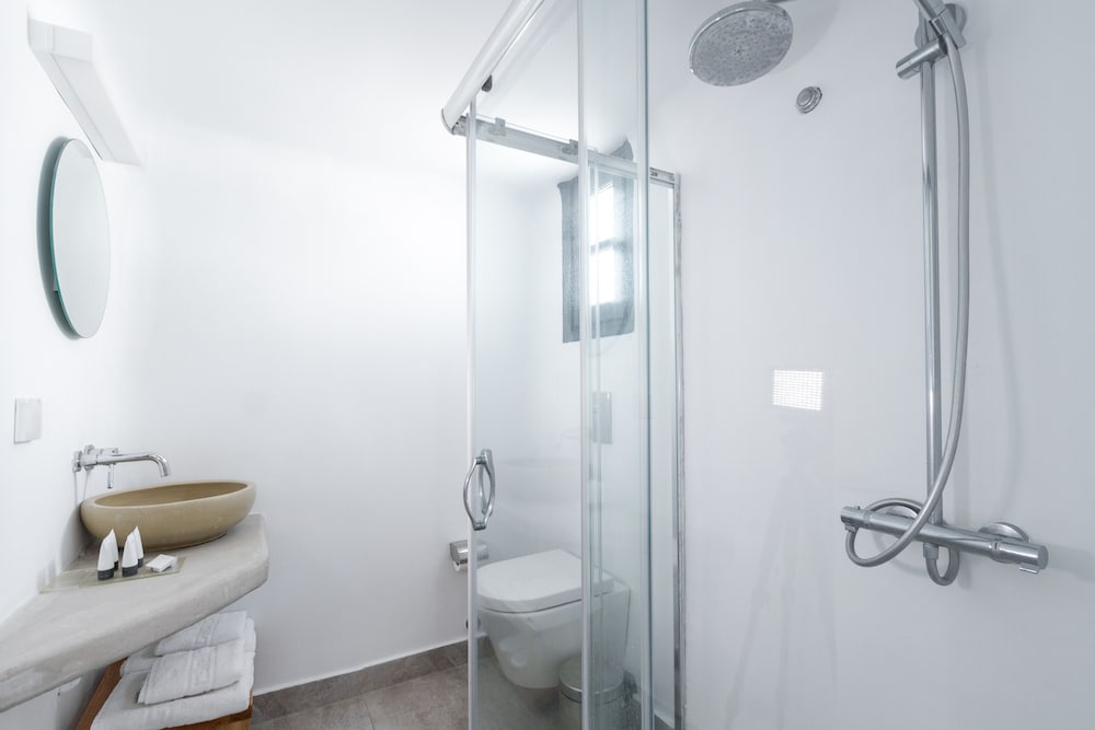 Deluxe Suite with Plunge Pool & Caldera View - Photo 7