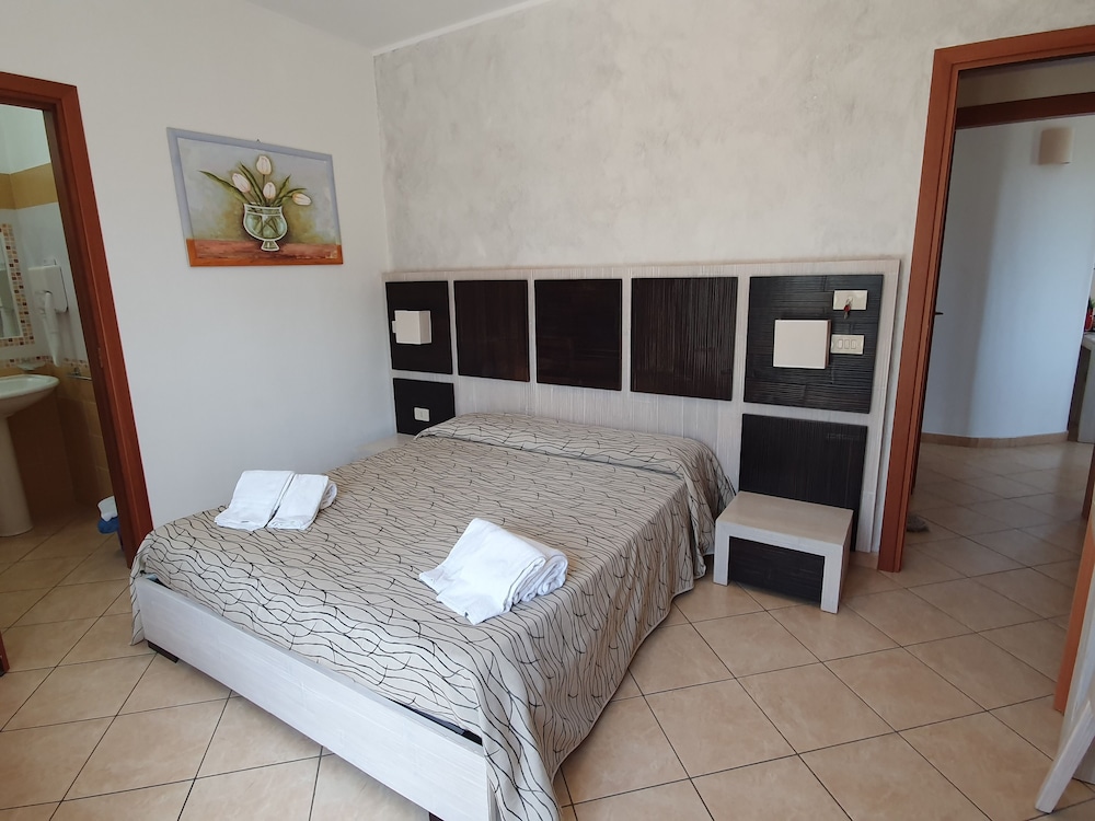 Double Room, 1 Queen Bed photo 1