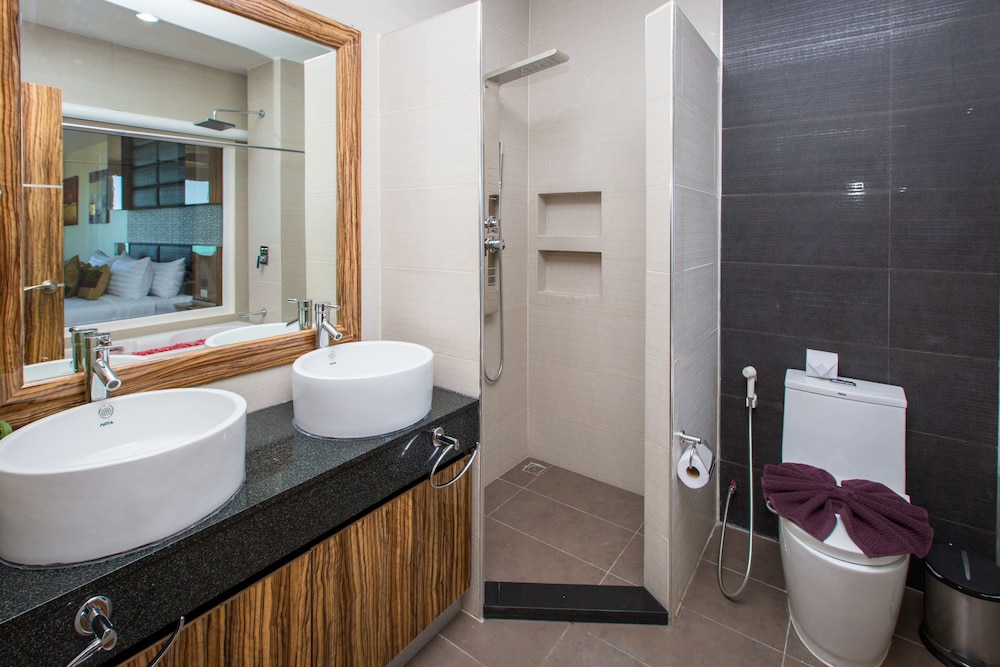 Jacuzzi Suite - Photo 13
