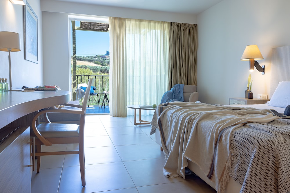 Superior Room, Pool View photo 3