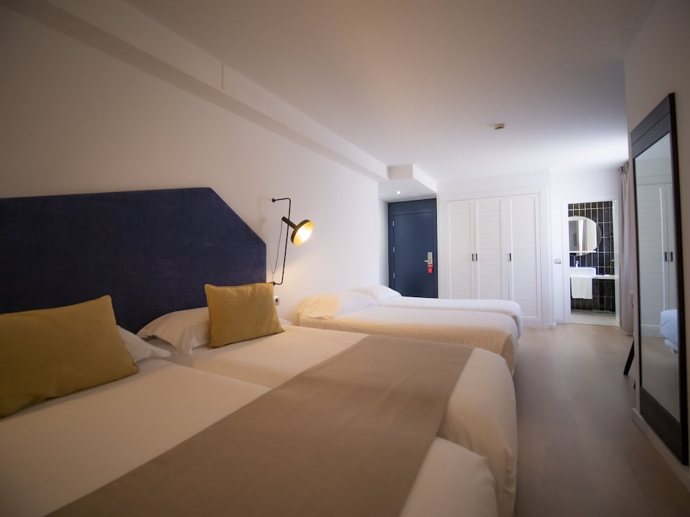 Quadruple Room (2 Adults + 2 Children) photo 1