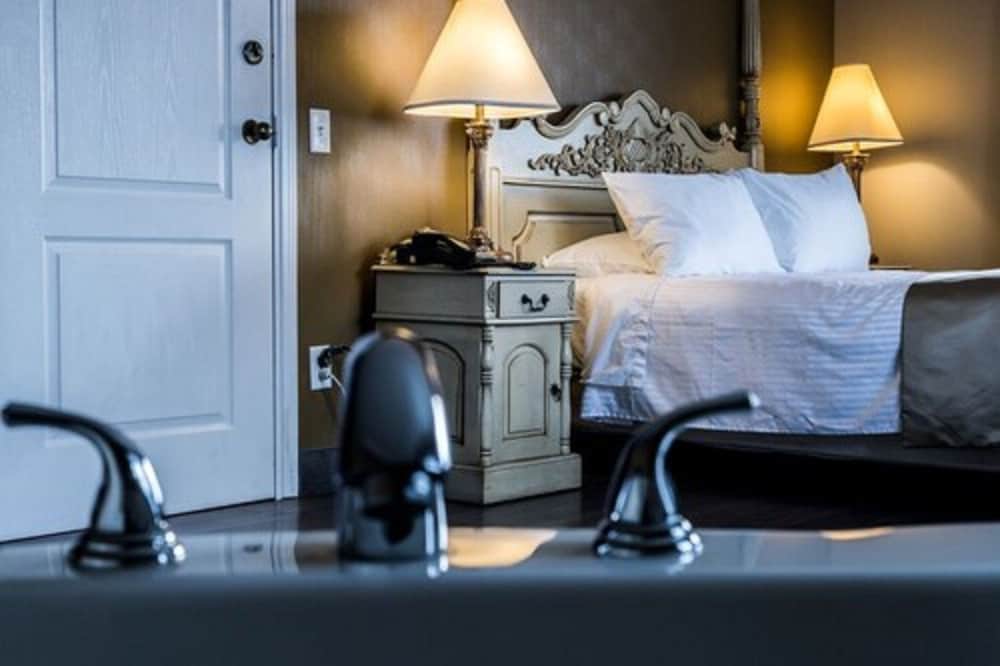 Suite, 1 Queen Bed, Non Smoking photo 2
