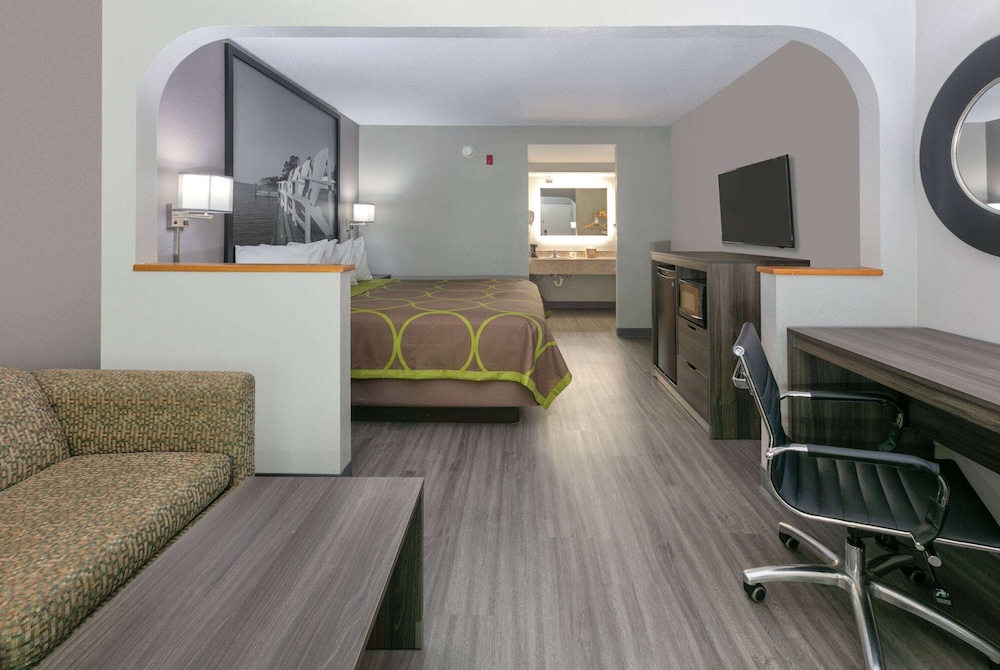 Suite, 1 King Bed photo 2