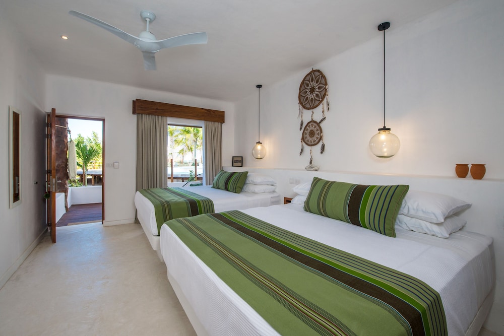 Junior Suite with private pool: 2 queen beds
