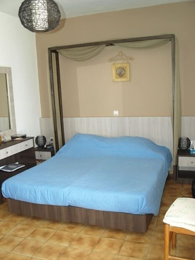 Economy Studio, Sea View