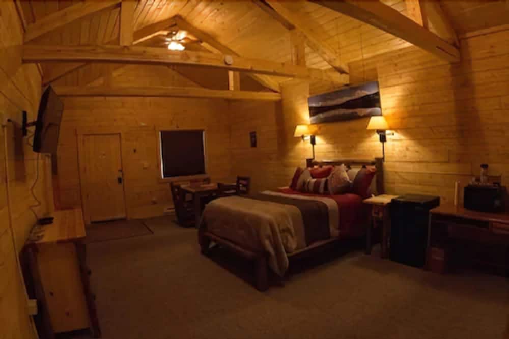 Deluxe Cabin, 2 Queen Beds, Refrigerator & Microwave