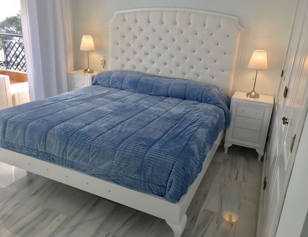 Apartamento, 2 habitaciones, terraza, vista parcial al mar