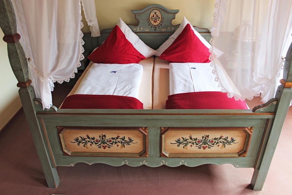 Honeymoon Room photo 2
