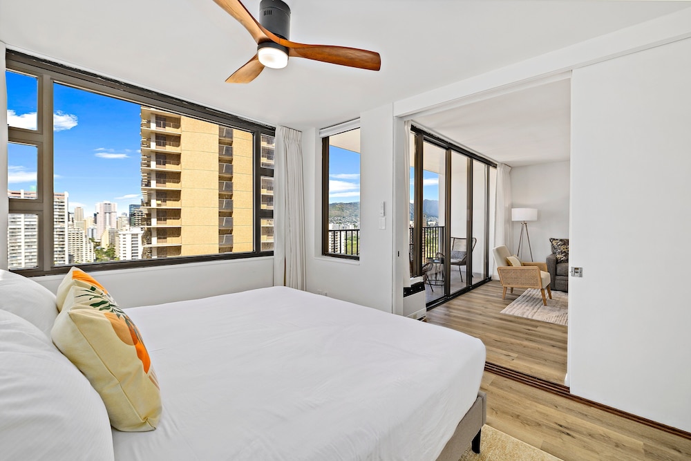 Premium Remodeled Condo with Ocean View and Parking: Premium Suite, 1 King Bed with Sofa bed, Air conditioning, Ocean View (0132) photo