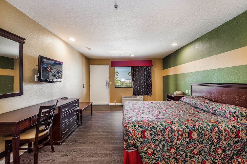 Standard Room, 1 King Bed photo 2