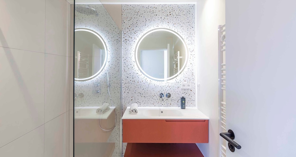 Superior Apartment thumbnail 6