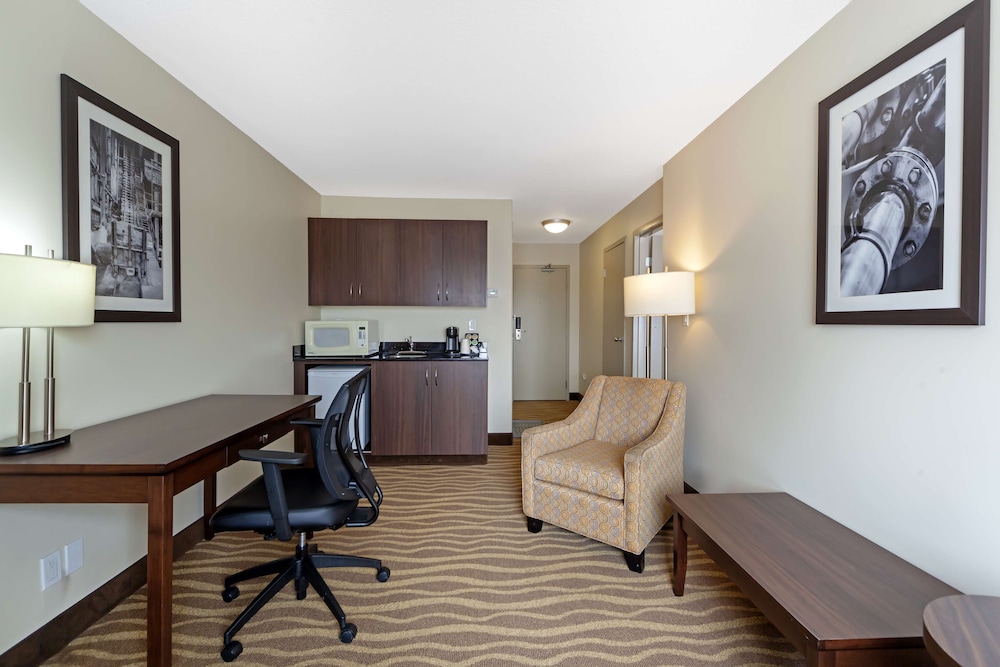 Suite, Multiple Beds, Non Smoking, Refrigerator & Microwave photo 3