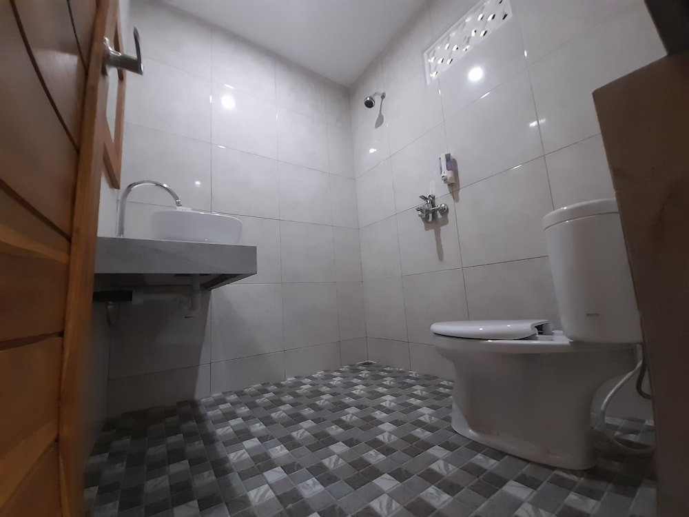 Standard Double or Twin Room - Photo 9
