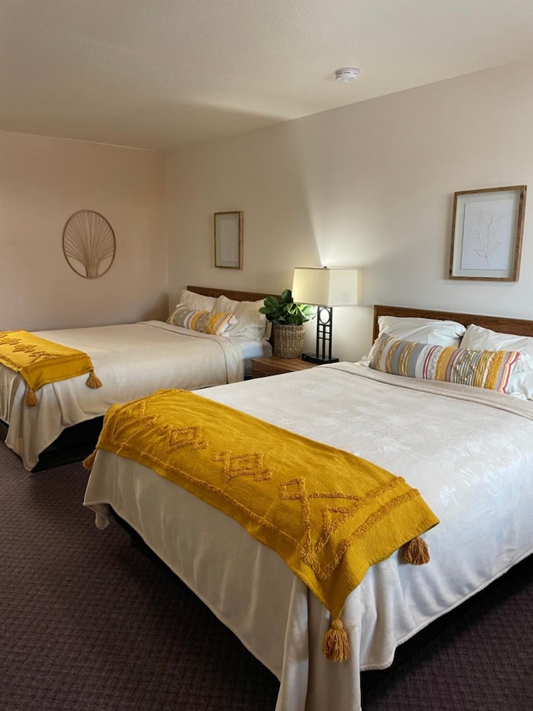 Standard Room, 2 Queen Beds photo 2