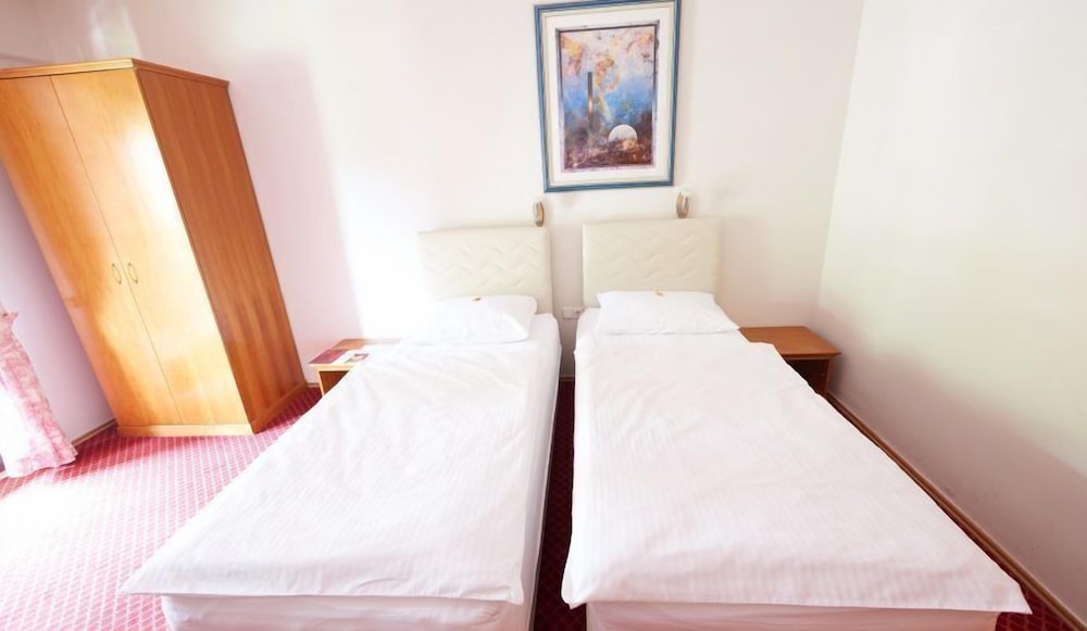 Standard Double or Twin Room - Photo 9