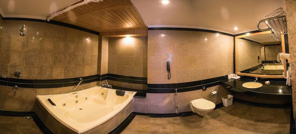 Interconnected Family Rooms with Jacuzzi - Photo 9