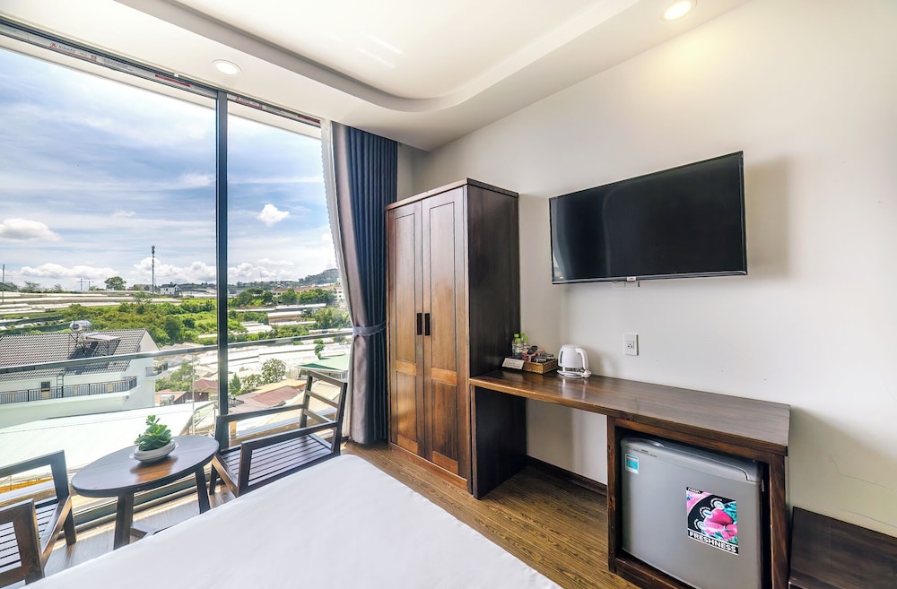 Premier Double Room, Balcony - Photo 2