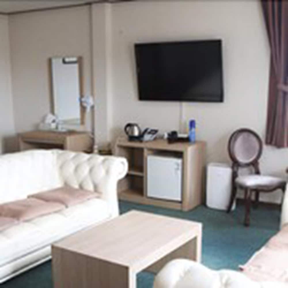 Junior Suite (for 4, 2 Double Beds) photo 1