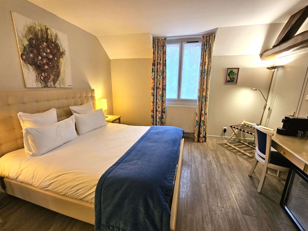 Superior Room, 1 King Bed, Non Smoking, Pool View