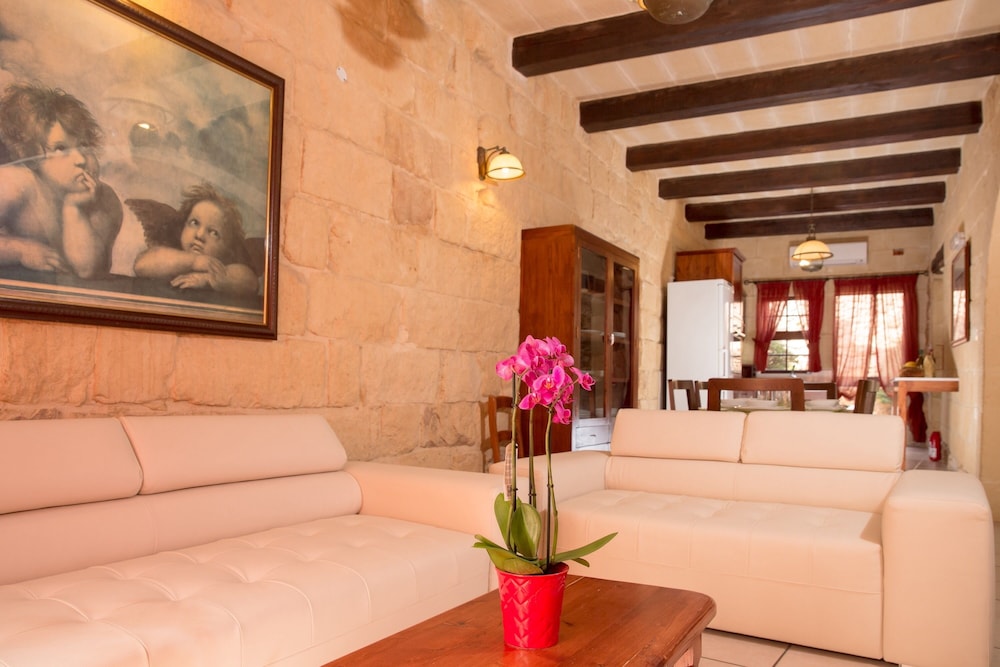 Traditional House, 3 Bedrooms, Pool View photo 2