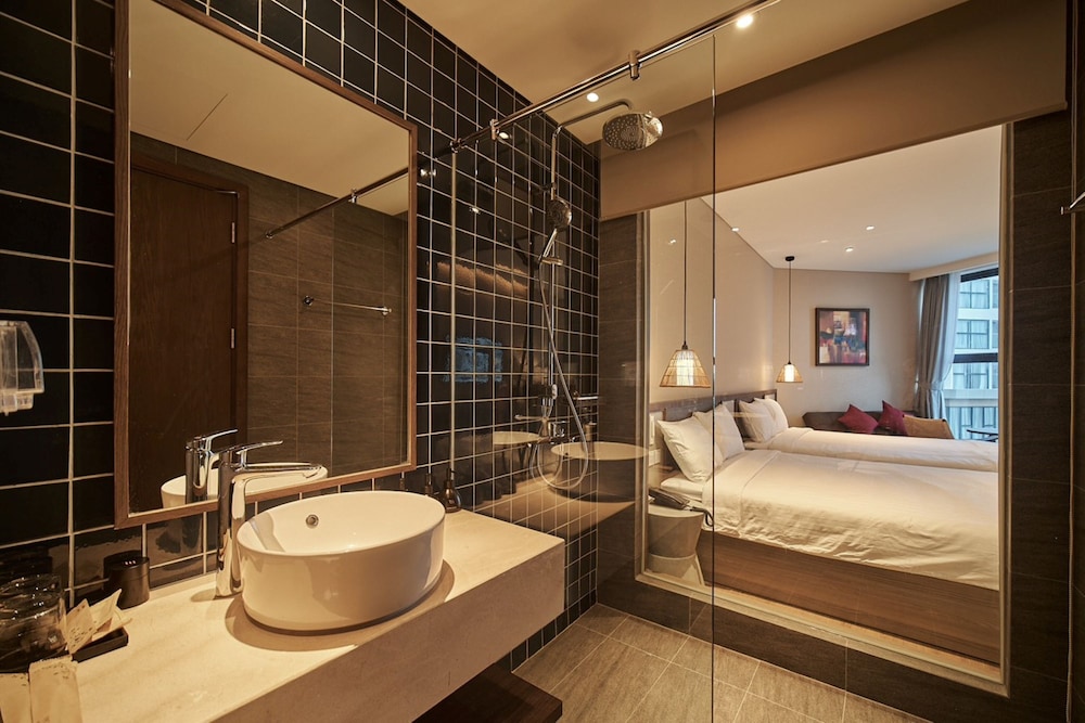 Family Studio, 2 Queen Beds, Pool View photo 3