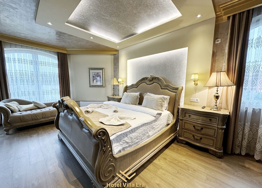 Royal Room, 1 King Bed, Garden View - Photo 2
