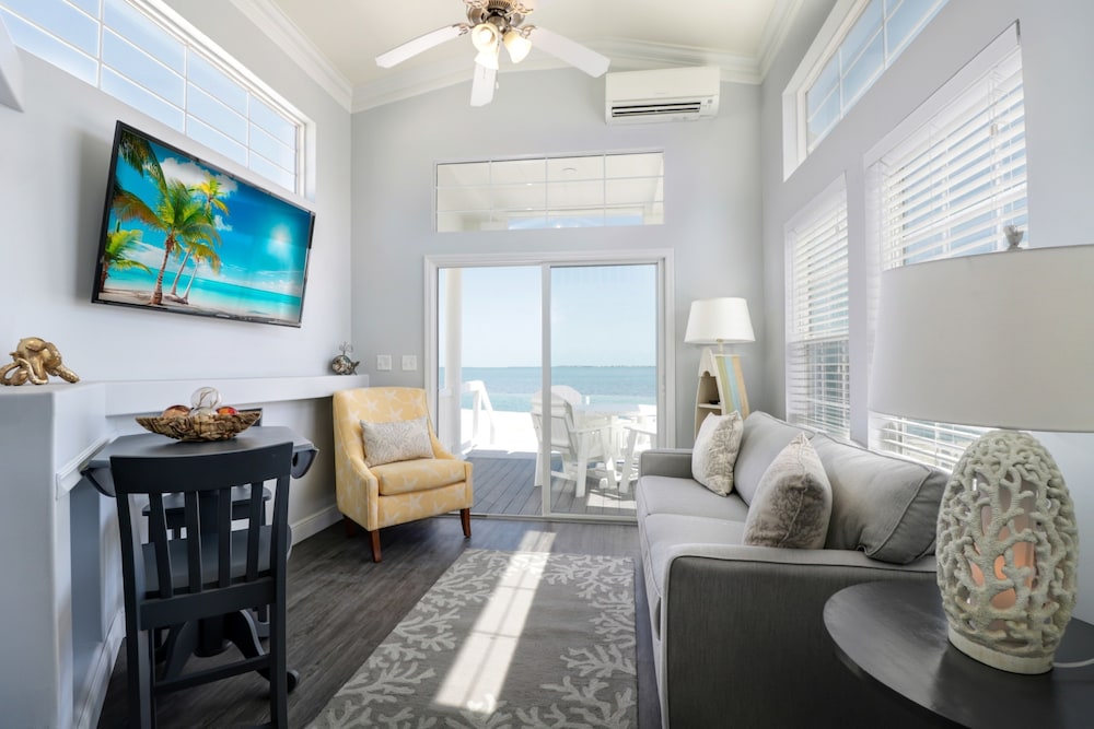 Elite Cottage, Multiple Beds, Kitchen (No Pets - Linens Included) photo 3