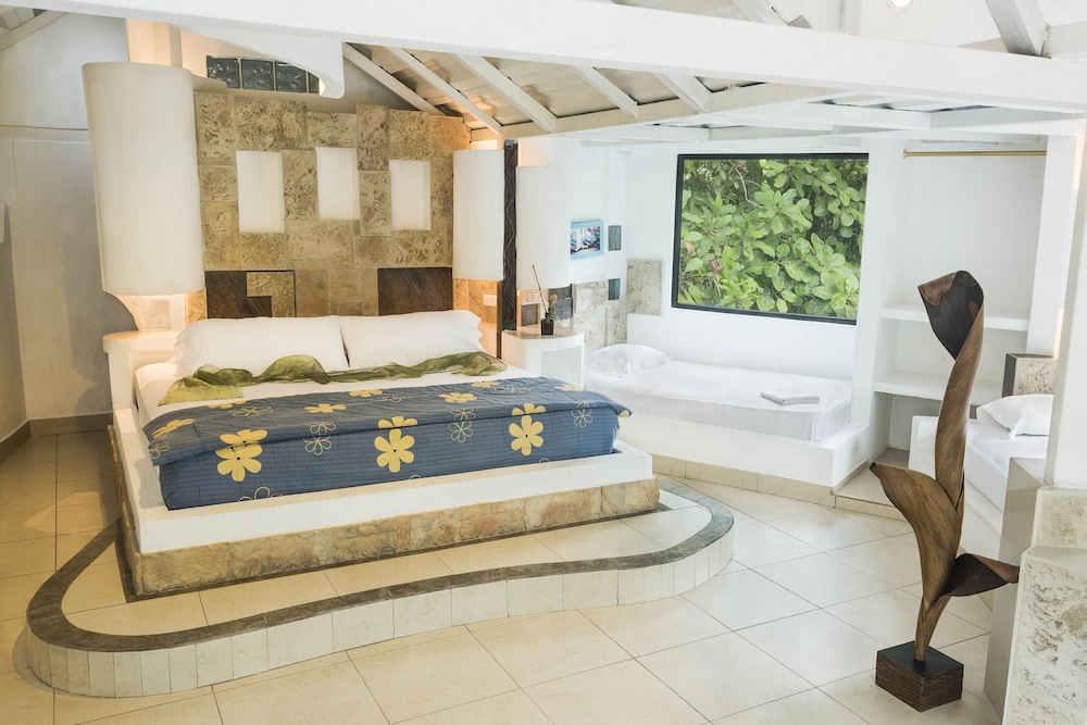 Suite, 1 Queen Bed, Hot Tub photo 1
