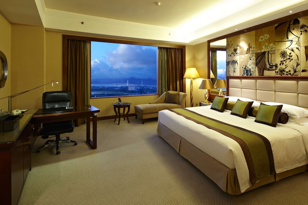 Deluxe Room, 1 King Bed, City View photo 1