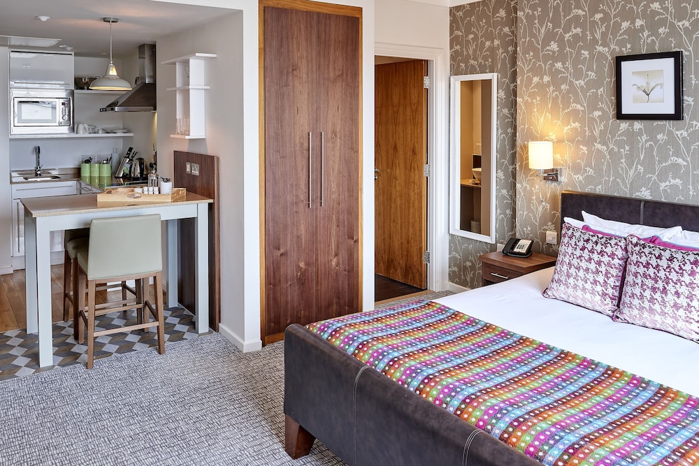 Studio Suite, 1 King Bed, Kitchen - Photo 2