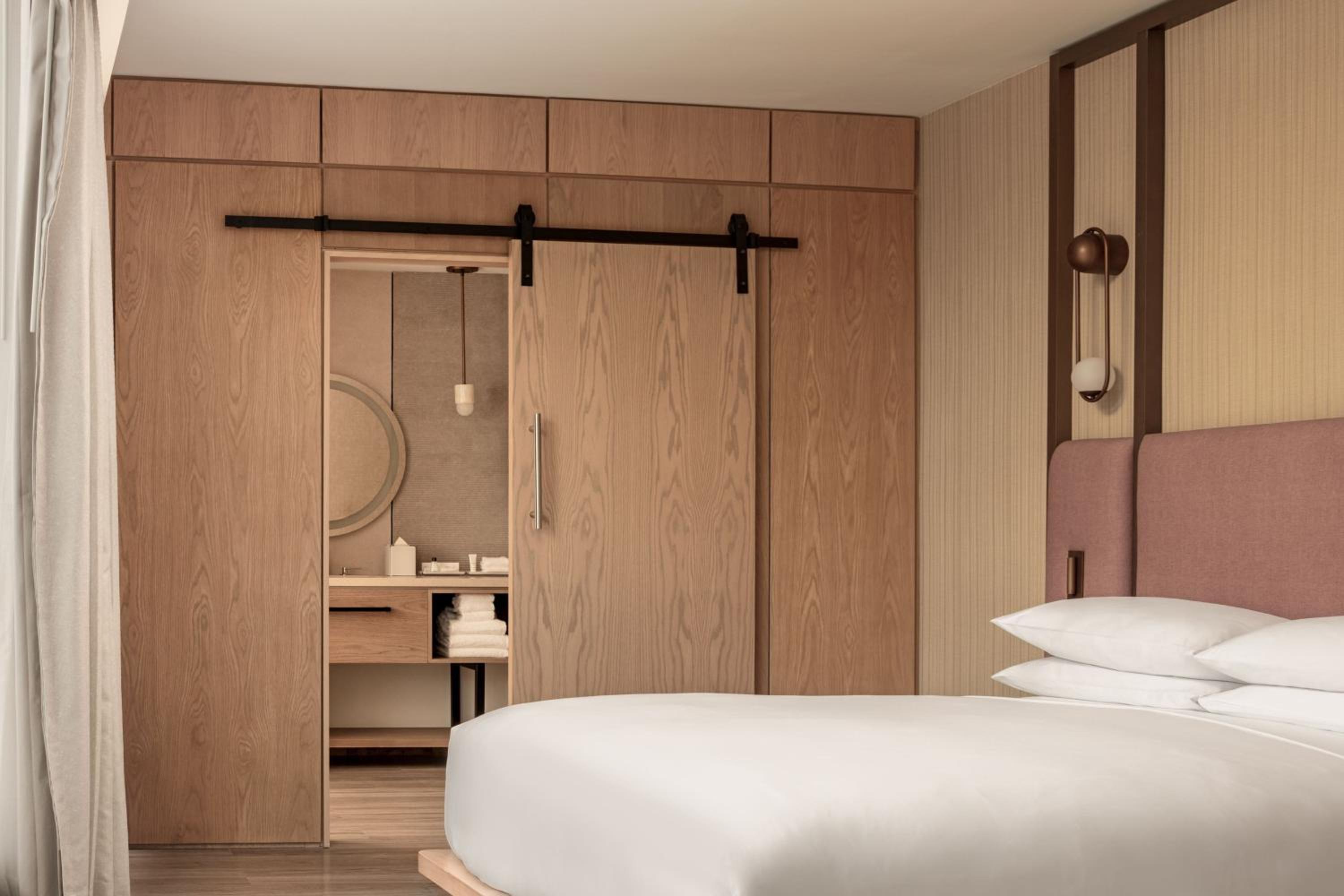 One-Bedroom King Suite with View - Club Lounge Access - Photo 2