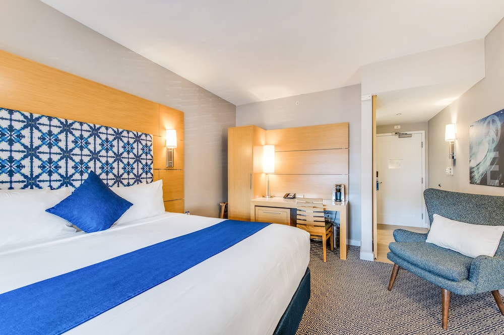 Deluxe Room, 1 King Bed - Photo 1