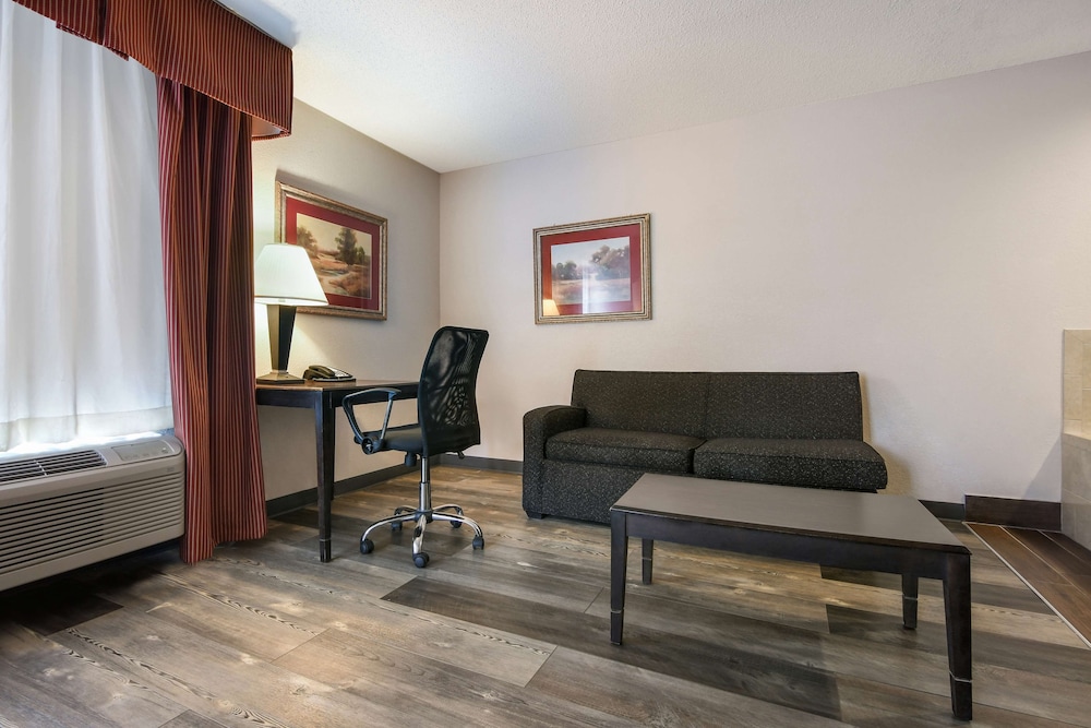 Suite, 1 King Bed, Smoking, Refrigerator & Microwave (with Sofabed) - Photo 2