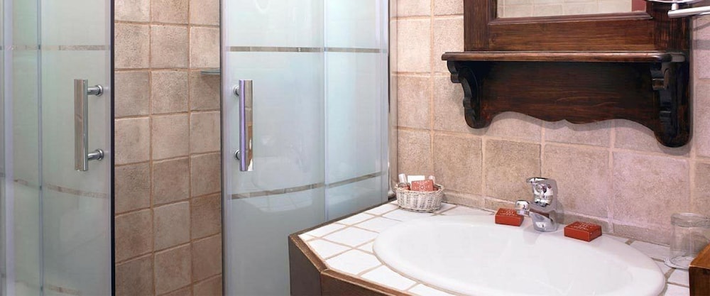 Superior Double Room thumbnail 5