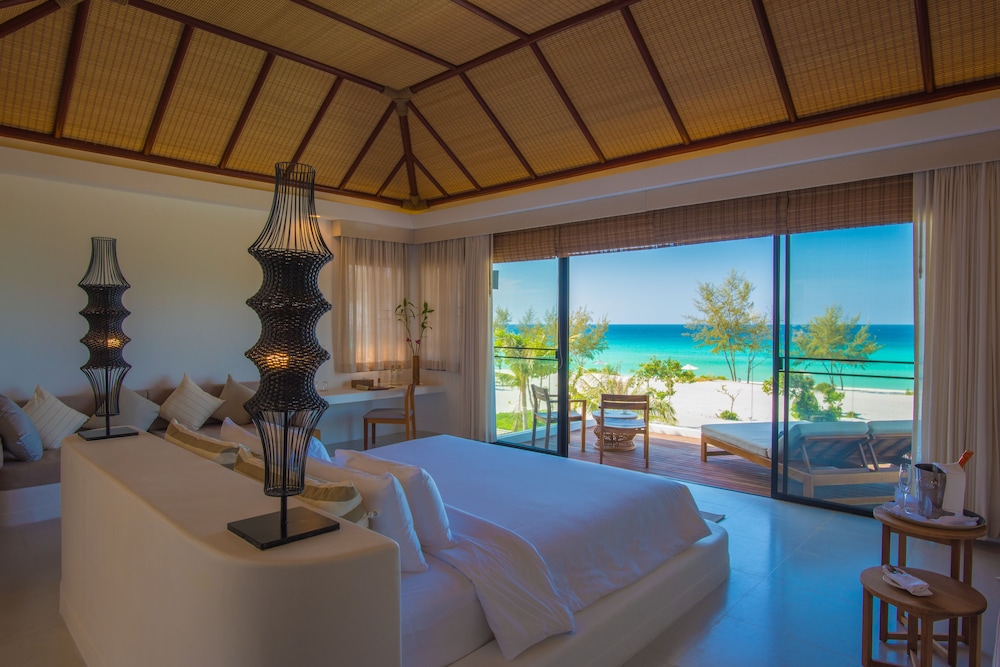 3 Bedrooms Presidential Beachfront Pool Villa