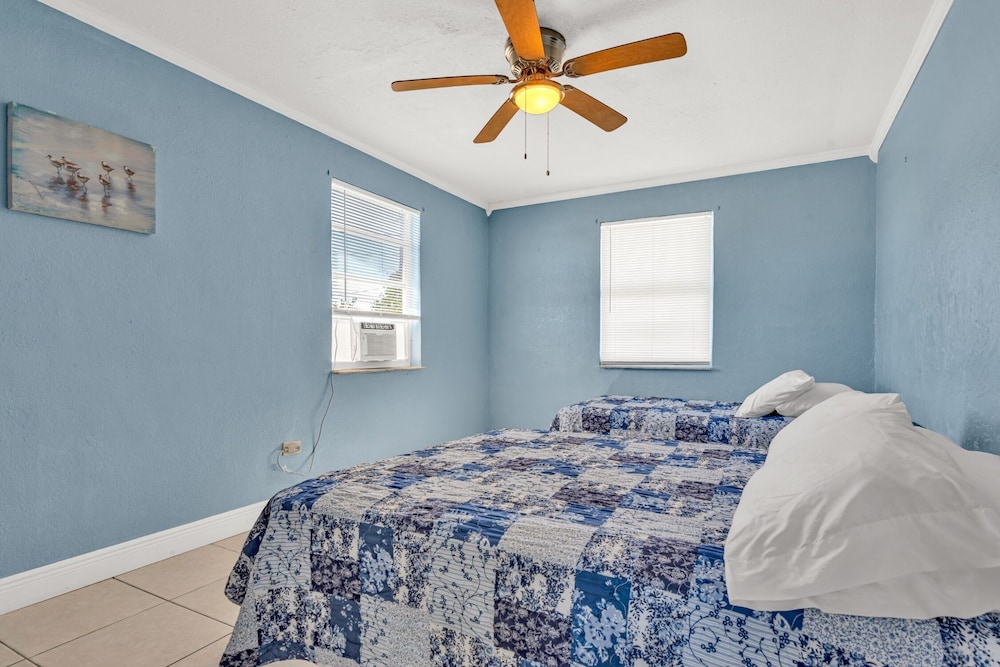 2 Bedroom Pink Cabin Half duplex # 11 photo 2