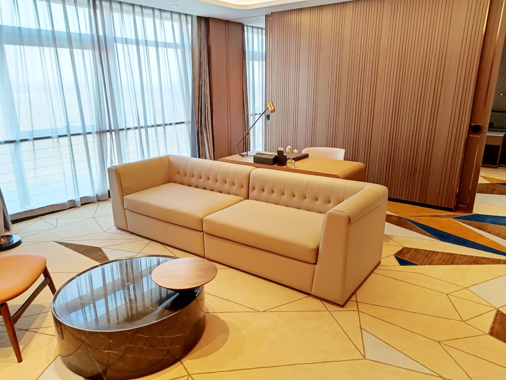 Deluxe Suite, 1 Queen Bed, Smoking - Photo 9
