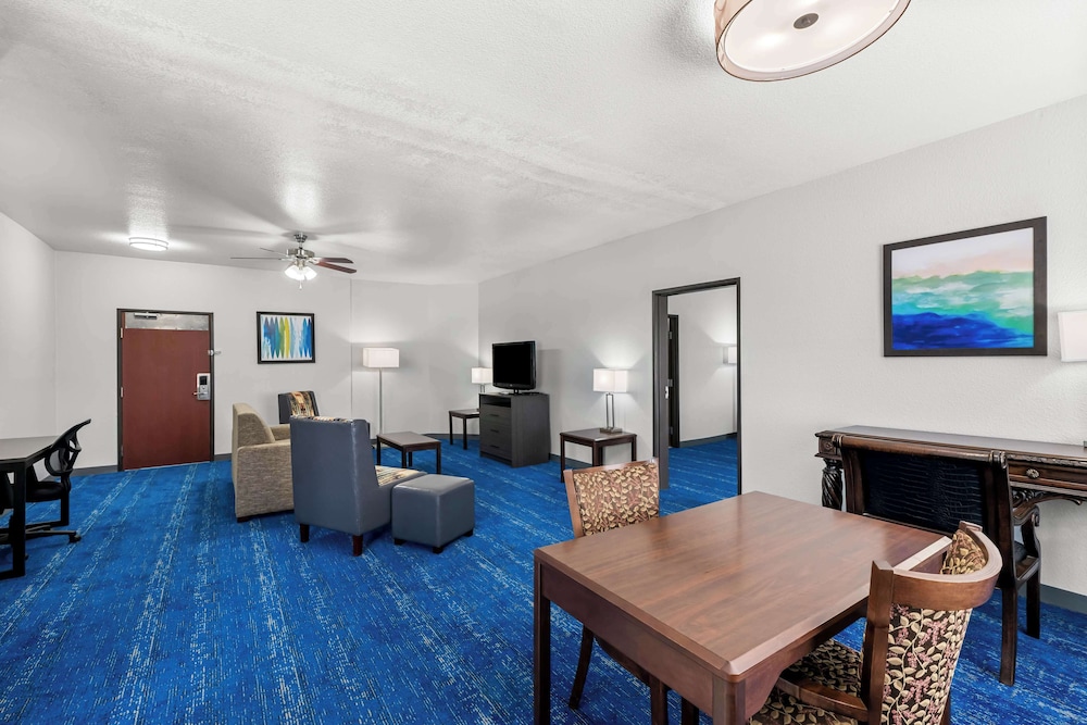 Suite, 1 King Bed, Non Smoking, Kitchen (with Single Sofabed) photo 2