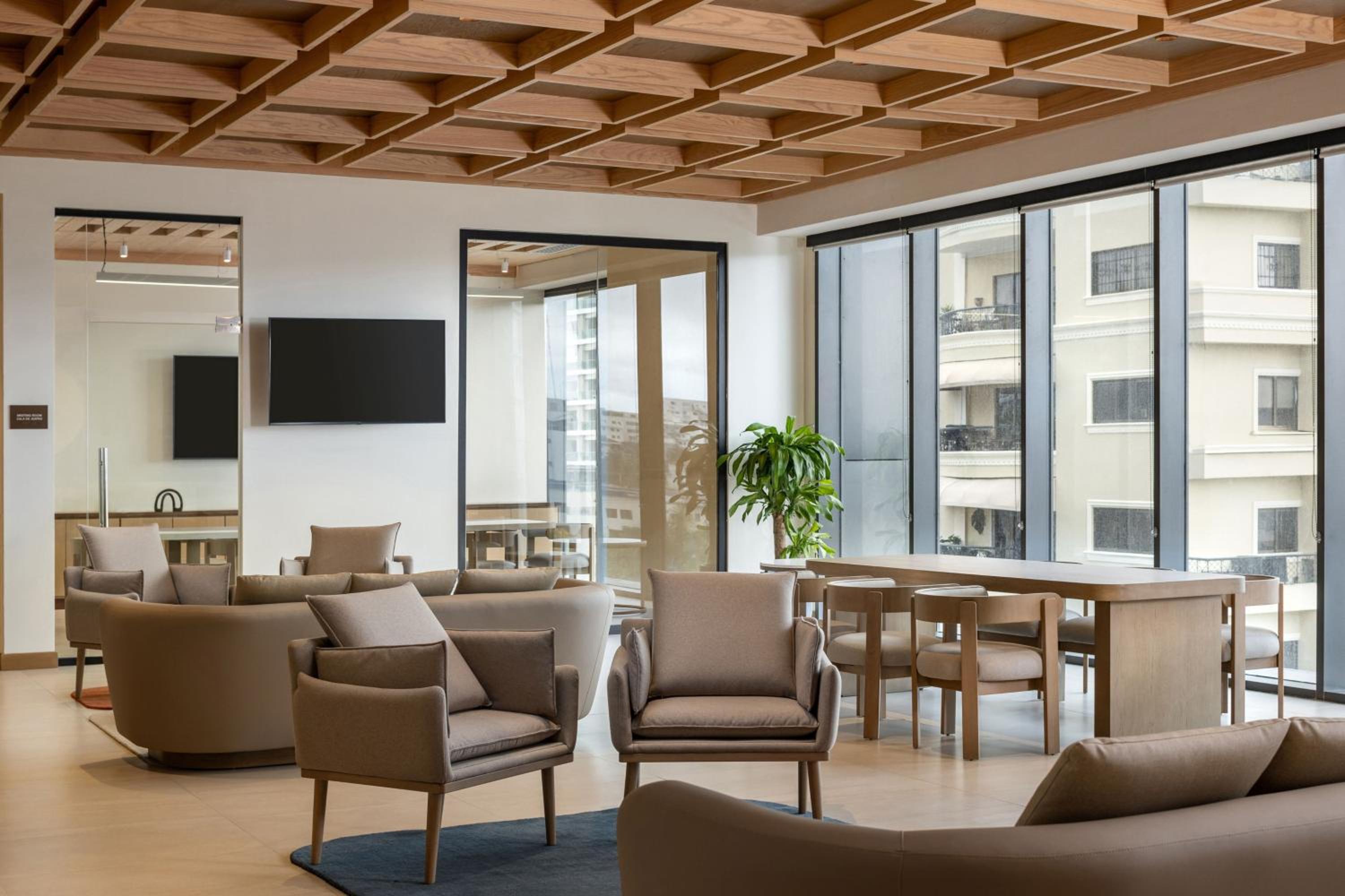 One-Bedroom King Suite with View - Club Lounge Access - Photo 6