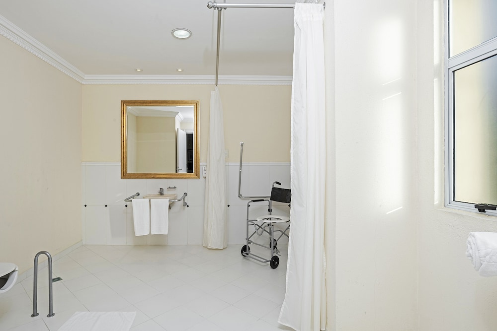Deluxe Room, Mobility Accessible photo 2