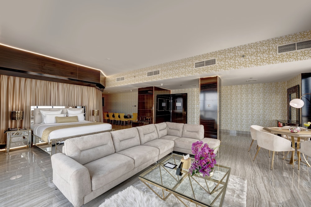 Penthouse 5 Bedroom Suite with 360 Panoramic view photo 2