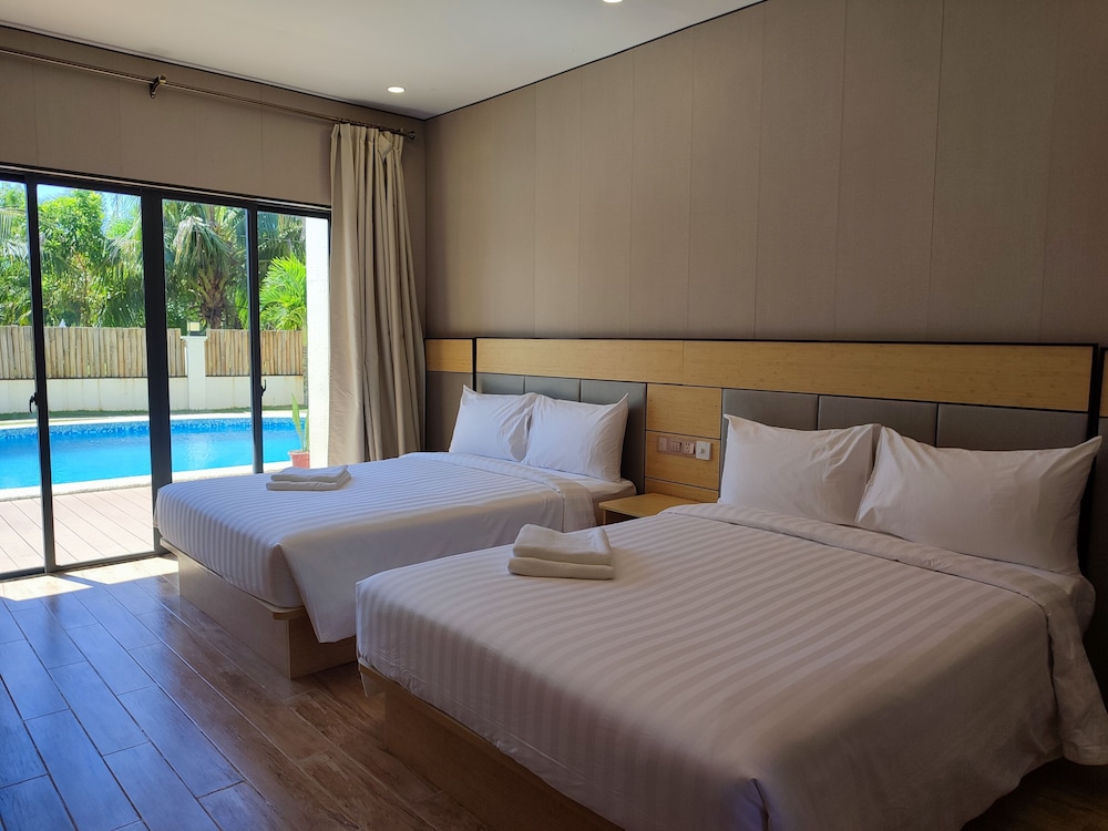 Deluxe Family Room with Direct Pool Access - Photo 2