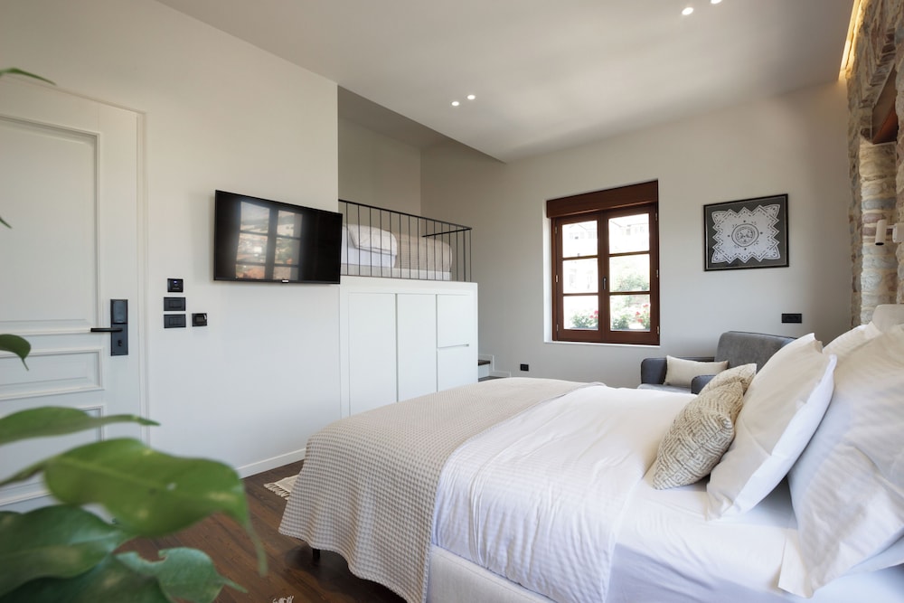 Deluxe Triple Room, City View