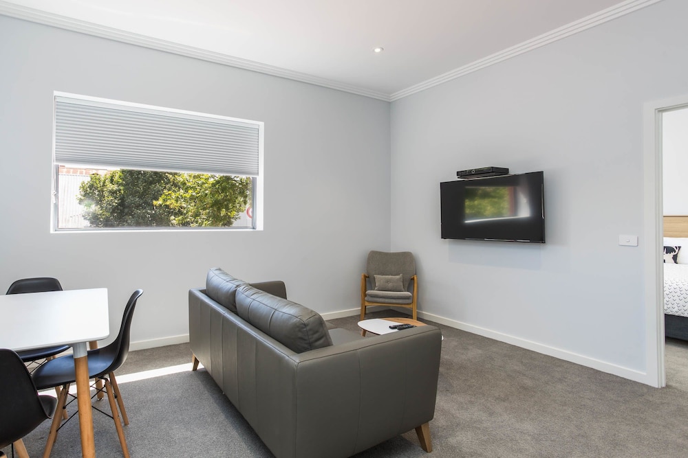 Executive Suite, 1 Bedroom, Non Smoking, Kitchen photo 3