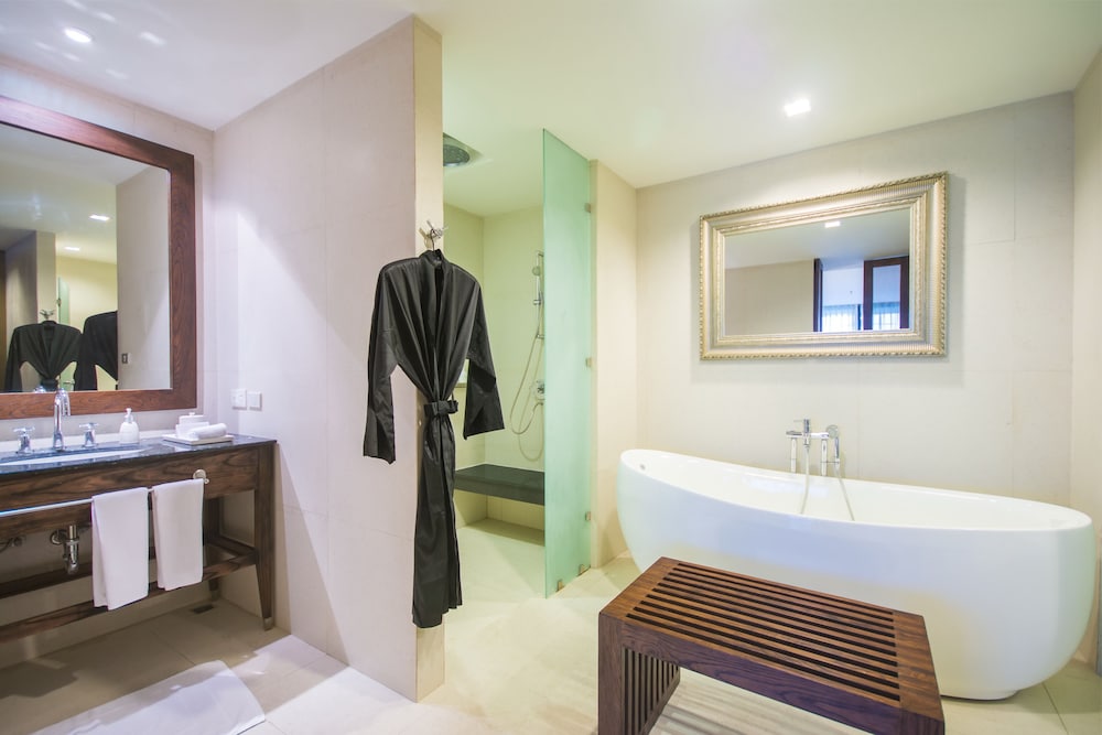 Grand Deluxe Room - Photo 12