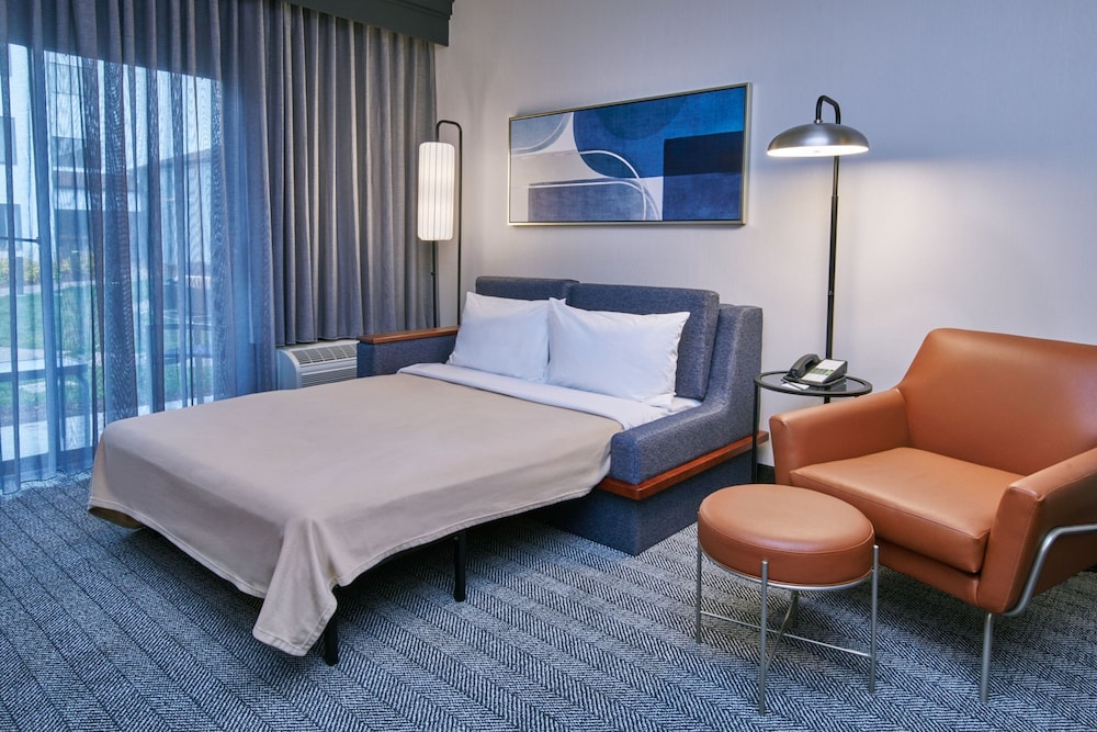 Suite, 1 Bedroom, Courtyard View - Photo 5