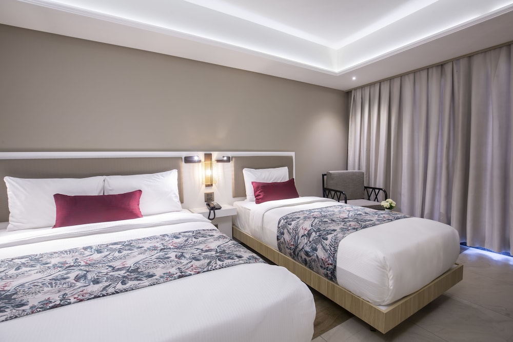 Deluxe Room (2 Adults + 1 Child) - Photo 5
