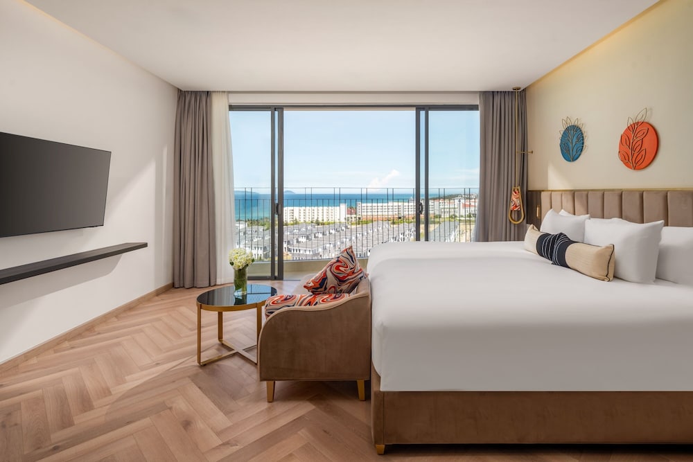 Premium Room, 1 King Bed - Photo 2
