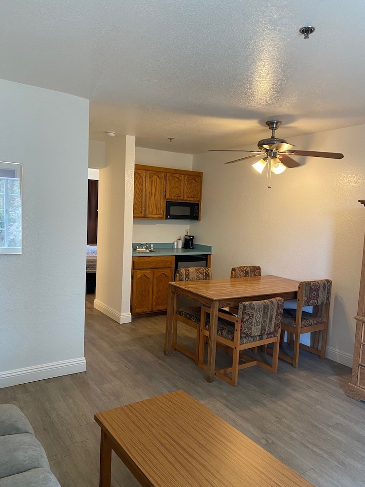 Suite, 1 Queen Bed, River View photo 2