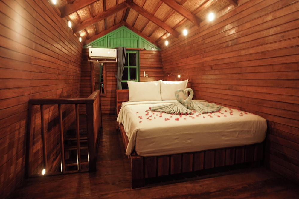 Deluxe Quadruple Room, Pool View